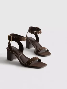 Sandaler med blockklack och nitar