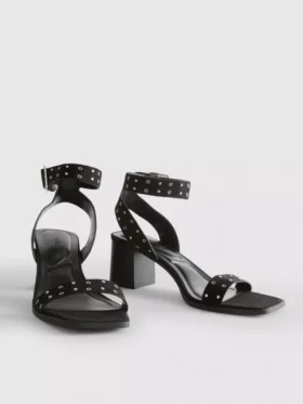 Sandaler med blockklack och nitar