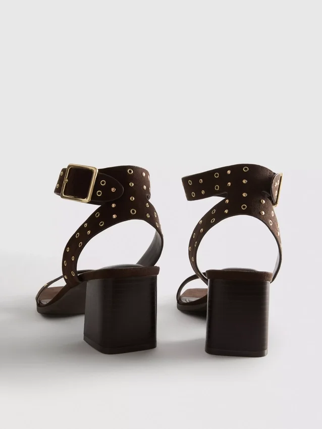 Sandaler med blockklack och nitar