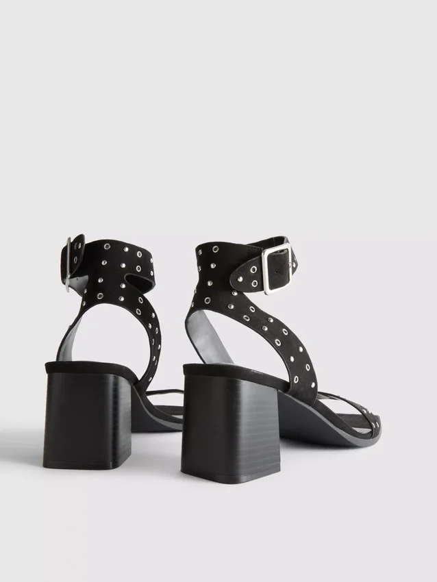 Sandaler med blockklack och nitar