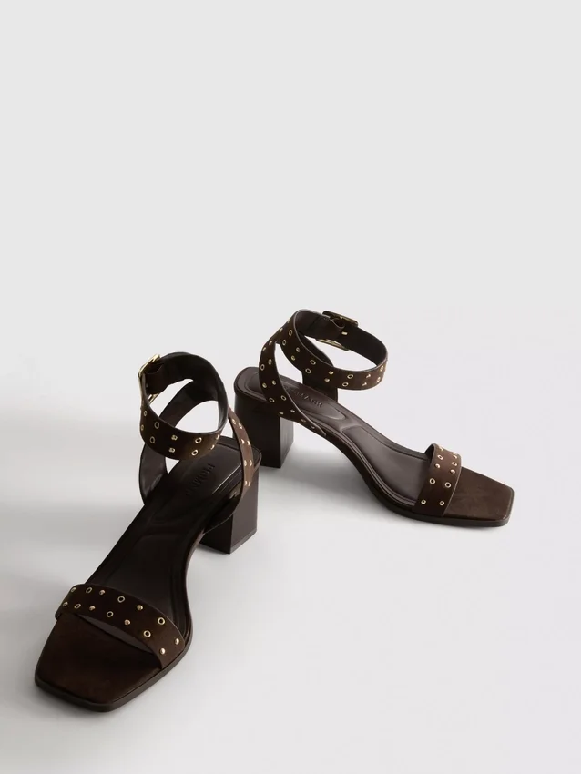 Sandaler med blockklack och nitar
