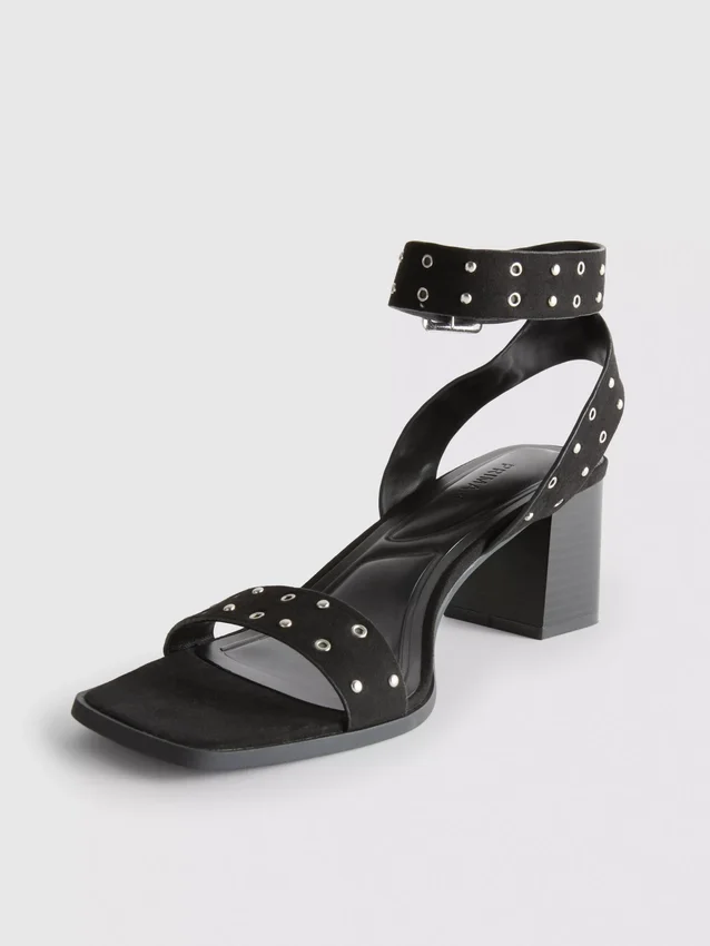 Sandaler med blockklack och nitar