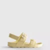 Sandaler med blommiga remmar