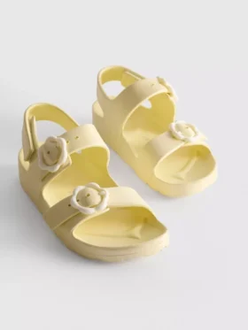 Sandaler med blommiga remmar