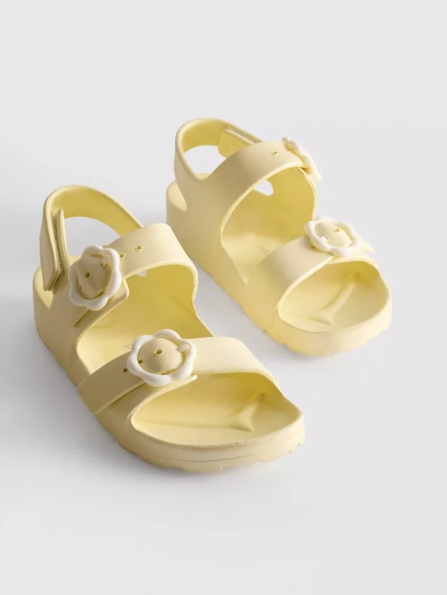 Sandaler med blommiga remmar