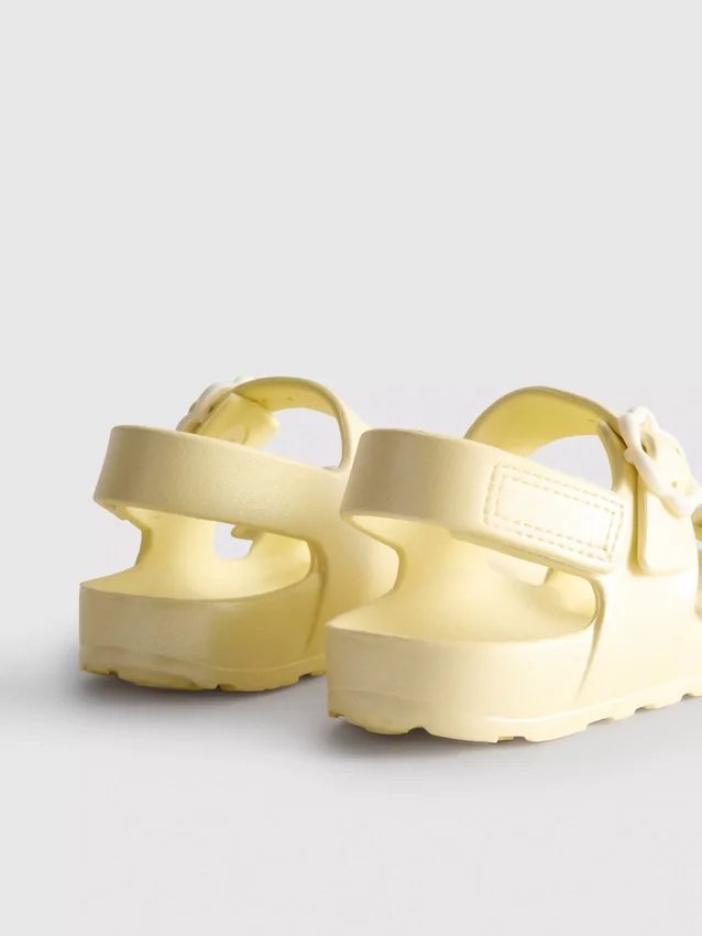 Sandaler med blommiga remmar