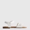 Sandaler med blommönster i laserskuren design