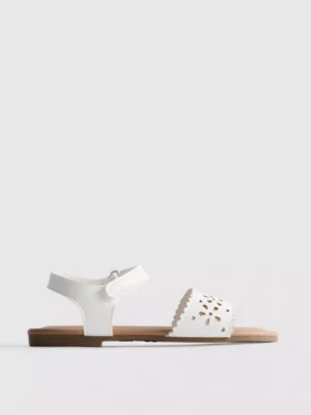 Sandaler med blommönster i laserskuren design