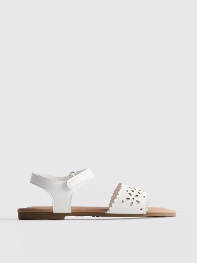 Sandaler med blommönster i laserskuren design