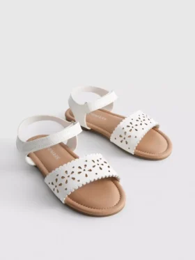 Sandaler med blommönster i laserskuren design