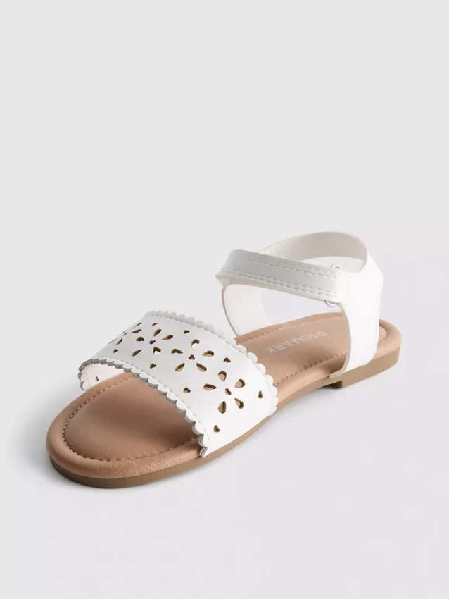 Sandaler med blommönster i laserskuren design