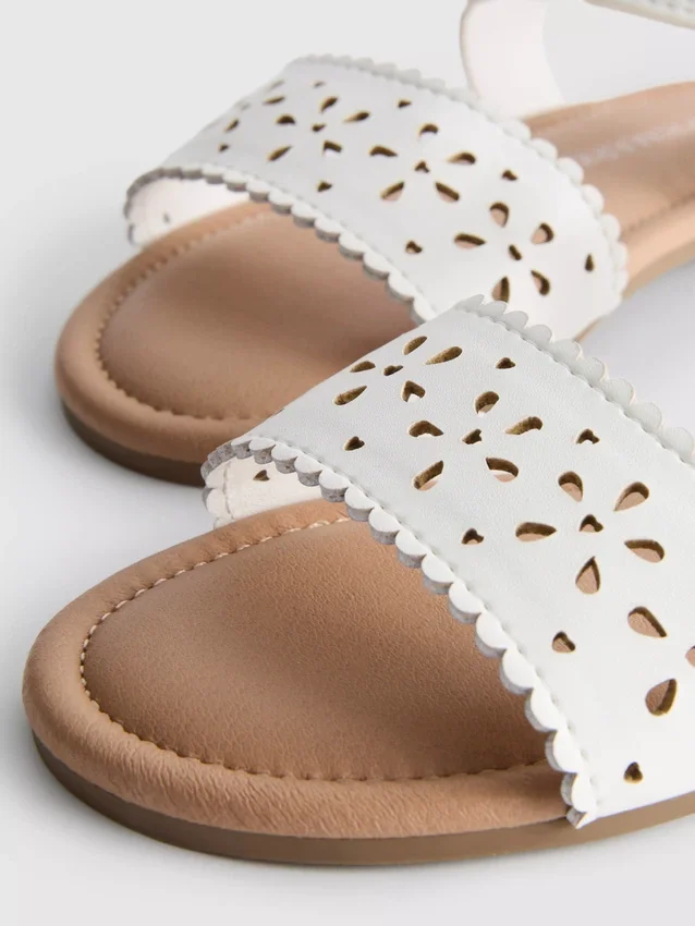 Sandaler med blommönster i laserskuren design
