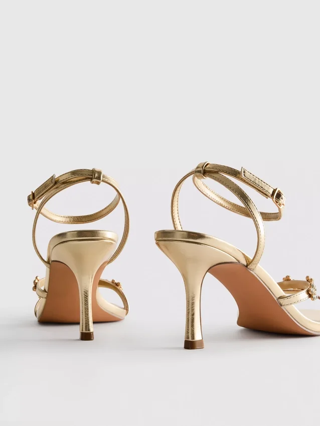 Sandaler med bred passform, blommönster och strass på klacken