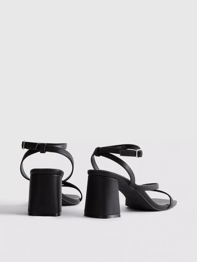 Sandaler med bred passform och blockklack