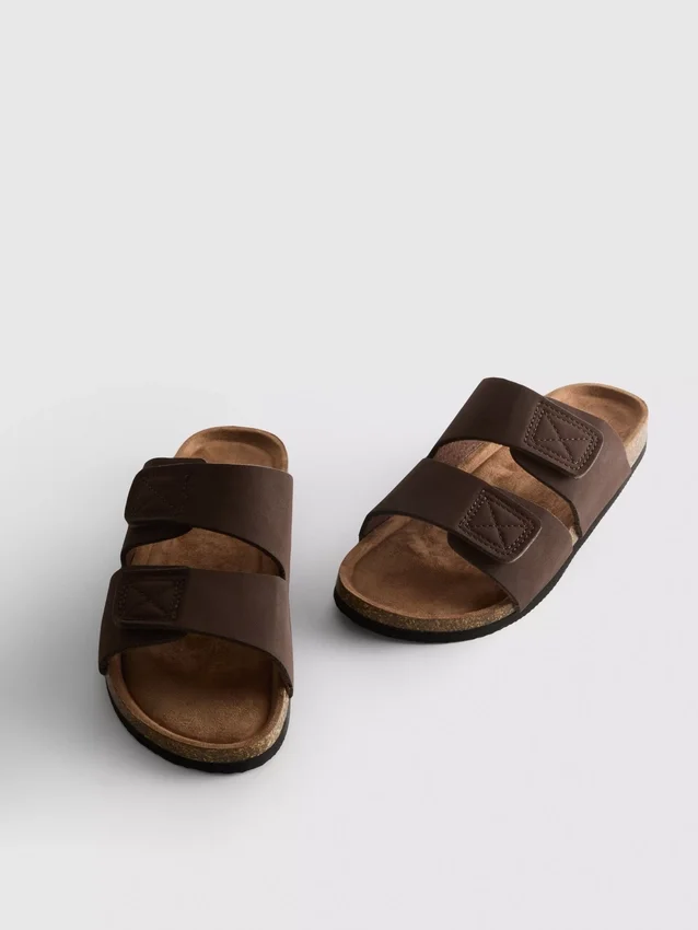 Sandaler med dubbla remmar