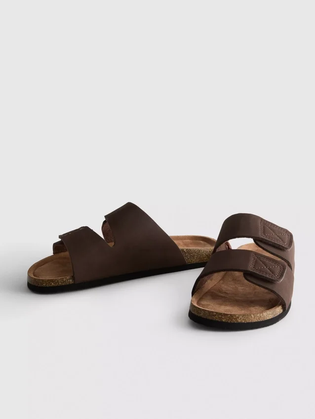 Sandaler med dubbla remmar