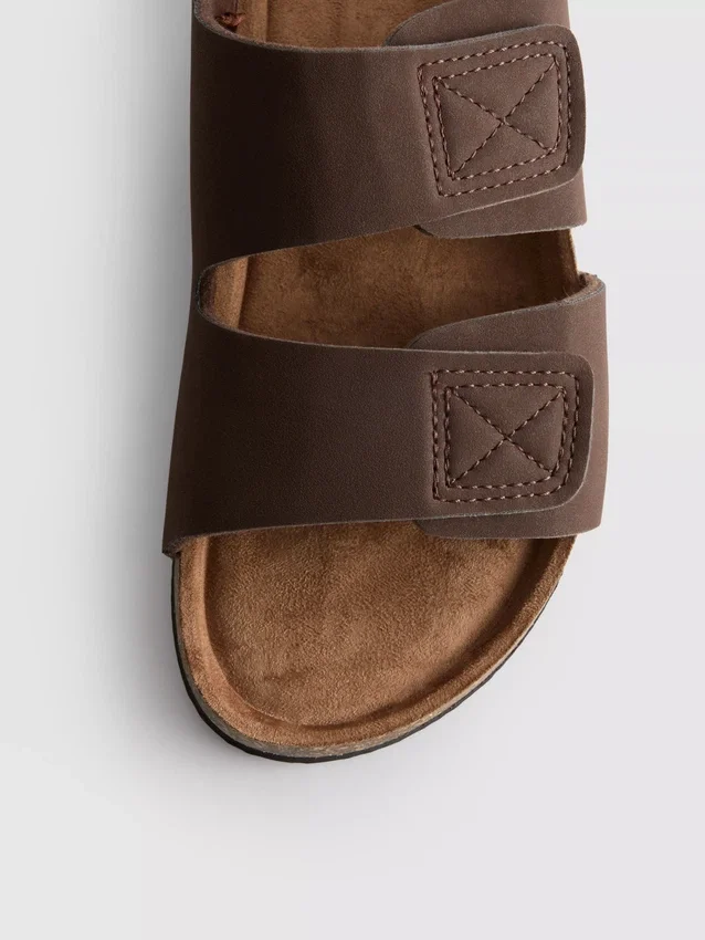 Sandaler med dubbla remmar