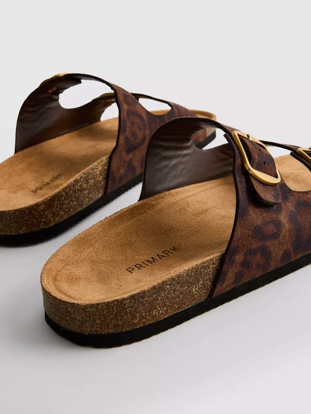 Sandaler med fotbädd, dubbla remmar och leopardmönster