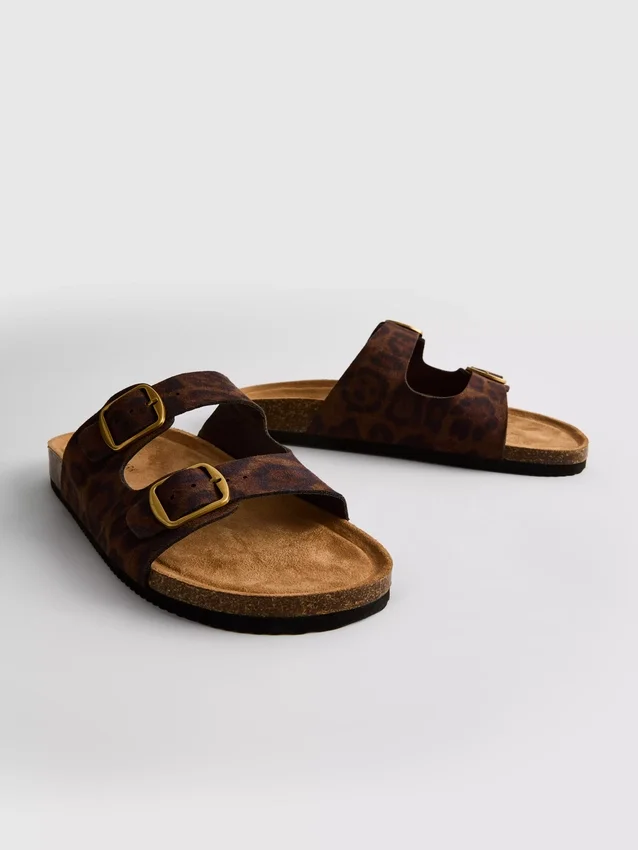 Sandaler med fotbädd, dubbla remmar och leopardmönster