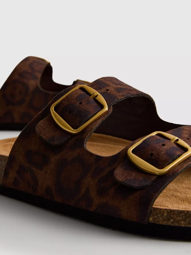 Sandaler med fotbädd, dubbla remmar och leopardmönster