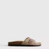 Sandaler med fotbädd, en rem och nitar