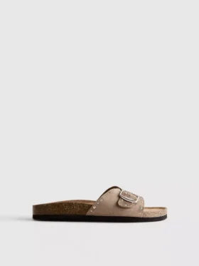 Sandaler med fotbädd, en rem och nitar