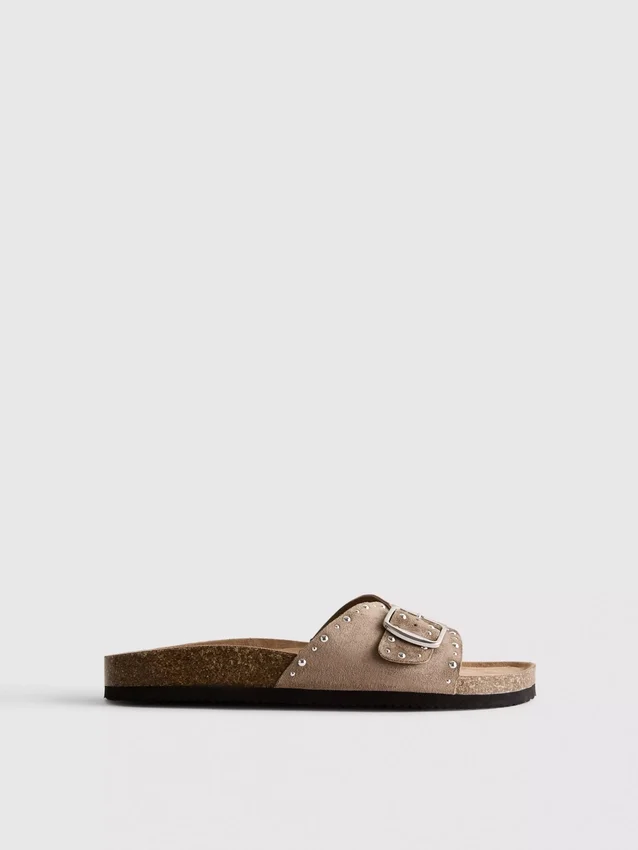 Sandaler med fotbädd, en rem och nitar