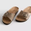 Sandaler med fotbädd, en rem och nitar