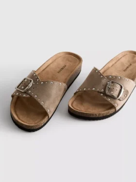 Sandaler med fotbädd, en rem och nitar