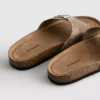 Sandaler med fotbädd, en rem och nitar