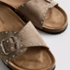 Sandaler med fotbädd, en rem och nitar
