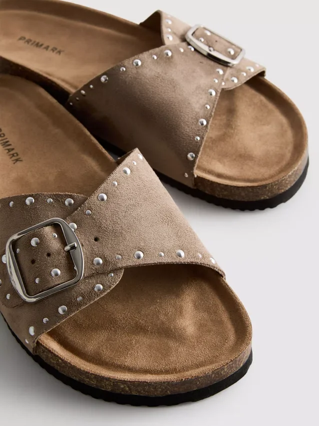 Sandaler med fotbädd, en rem och nitar