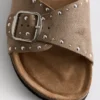Sandaler med fotbädd, en rem och nitar
