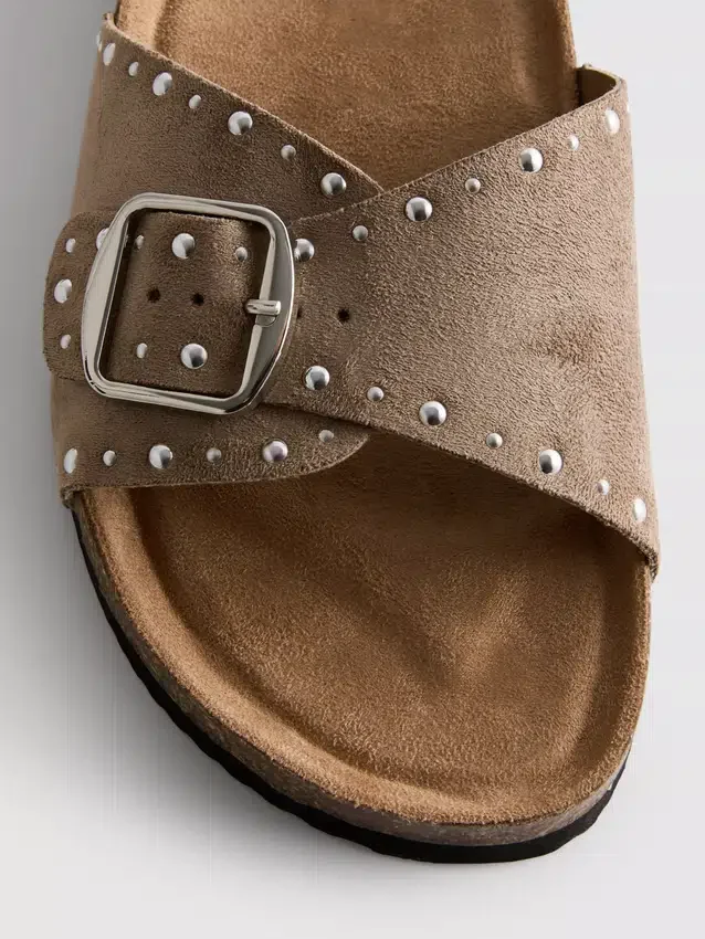 Sandaler med fotbädd, en rem och nitar