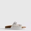 Sandaler med fotbädd och dubbla spännen samt dekorativa detaljer
