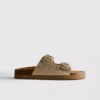 Sandaler med fotbädd och dubbla spännen samt dekorativa detaljer