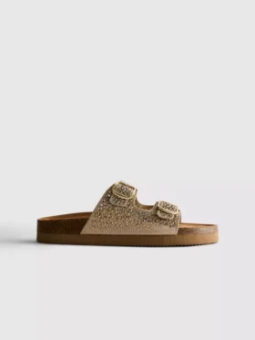 Sandaler med fotbädd och dubbla spännen samt dekorativa detaljer