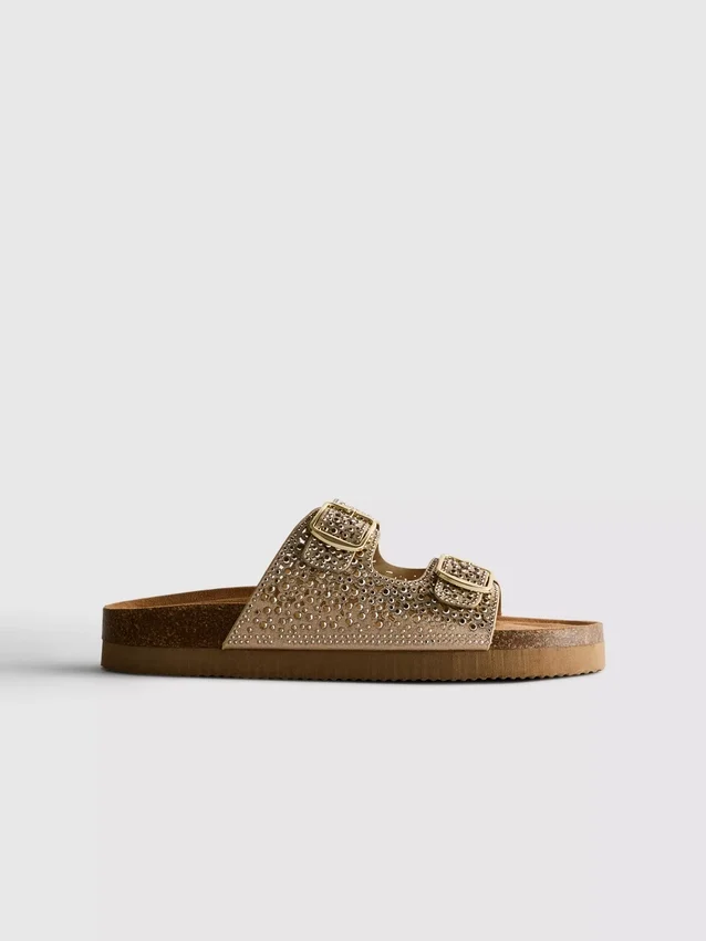 Sandaler med fotbädd och dubbla spännen samt dekorativa detaljer