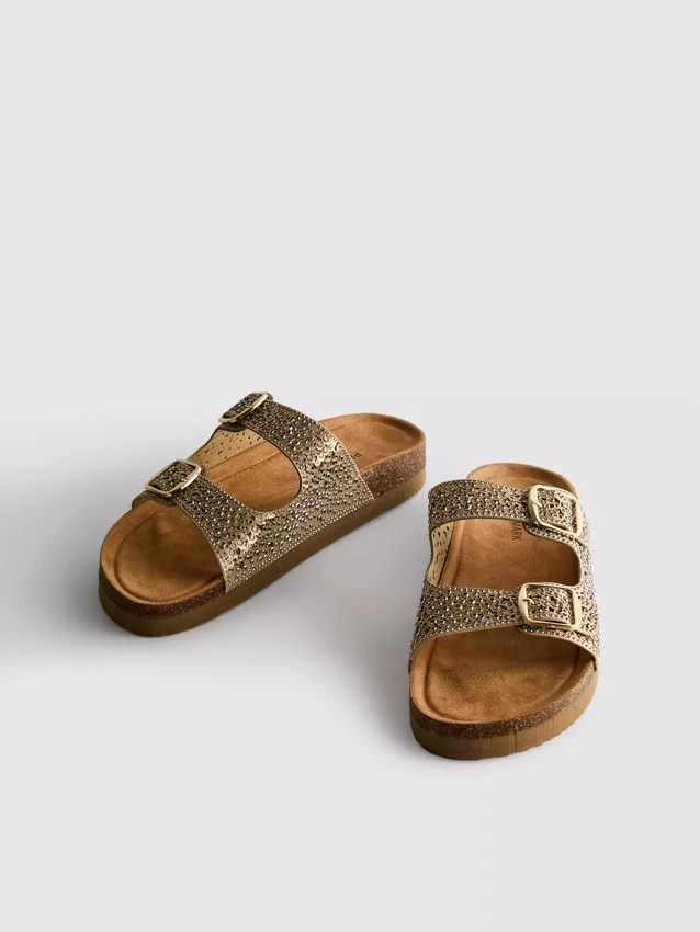 Sandaler med fotbädd och dubbla spännen samt dekorativa detaljer