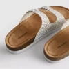 Sandaler med fotbädd och dubbla spännen samt dekorativa detaljer