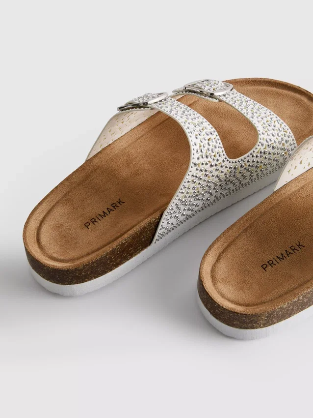Sandaler med fotbädd och dubbla spännen samt dekorativa detaljer
