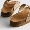 Sandaler med fotbädd och dubbla spännen samt dekorativa detaljer
