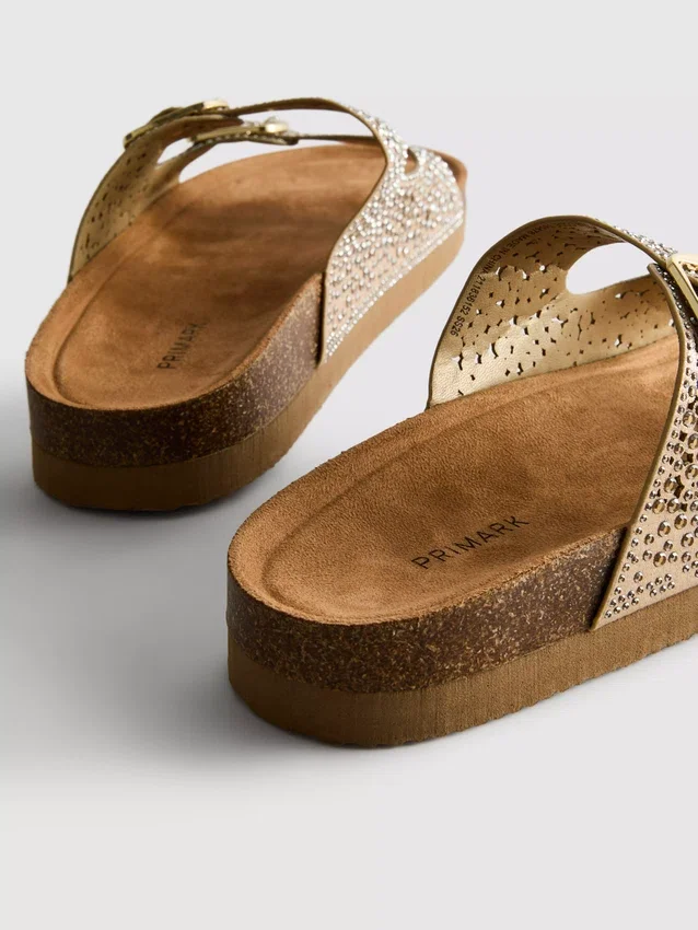 Sandaler med fotbädd och dubbla spännen samt dekorativa detaljer
