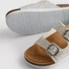 Sandaler med fotbädd och dubbla spännen samt dekorativa detaljer