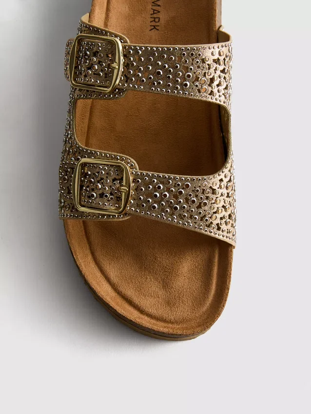 Sandaler med fotbädd och dubbla spännen samt dekorativa detaljer