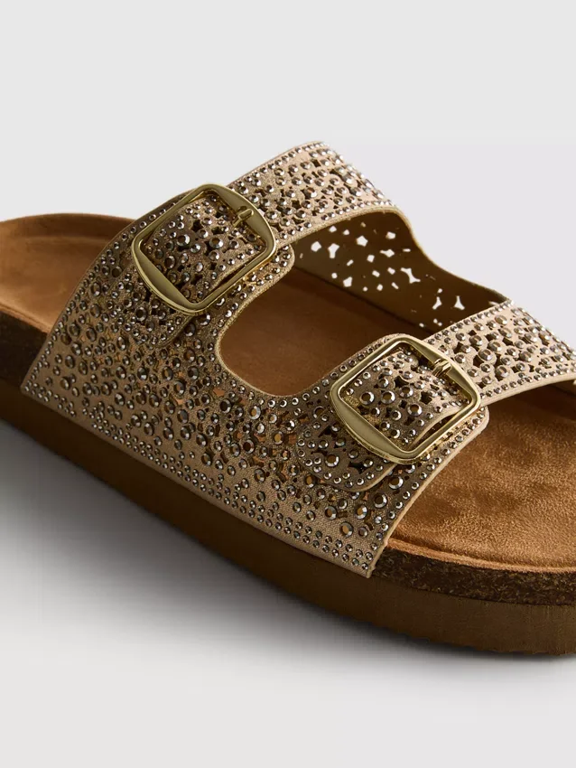 Sandaler med fotbädd och dubbla spännen samt dekorativa detaljer