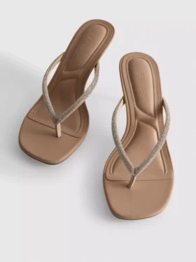 Sandaler med klack och tårem med strass