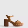 Sandaler med klackskor i imitationsmocka och nitar