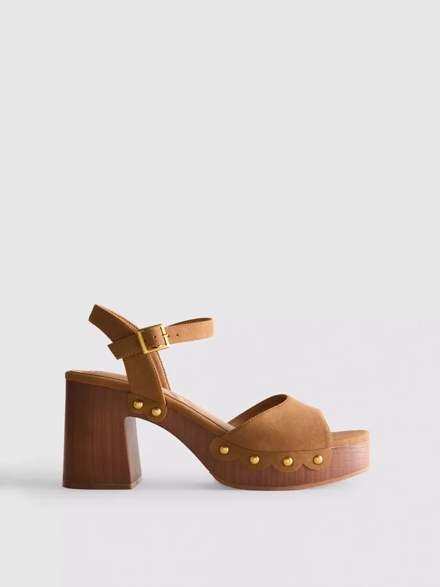Sandaler med klackskor i imitationsmocka och nitar