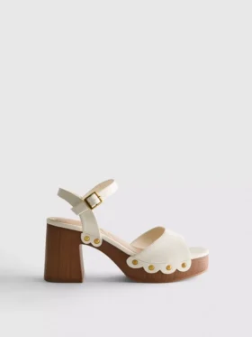 Sandaler med klackskor i imitationsmocka och nitar